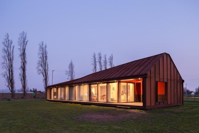 BIM建筑|村落草地上的红色棚屋:PH2室第 / DX Arquitectos BIM建筑|村落草地上的红色棚屋:PH2室第 / DX Arquitectos