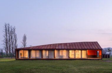 BIM建筑|村落草地上的红色棚屋:PH2室第 / DX Arquitectos-BIM建筑网