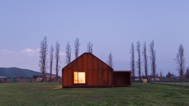 BIM建筑|村落草地上的红色棚屋:PH2室第 / DX Arquitectos BIM建筑|村落草地上的红色棚屋:PH2室第 / DX Arquitectos