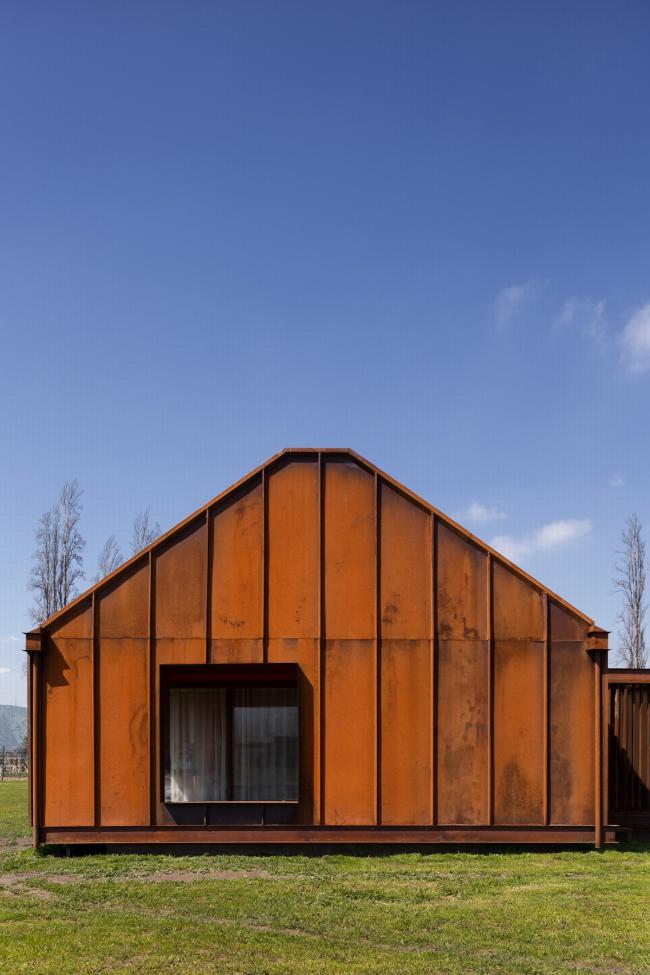 BIM建筑|村落草地上的红色棚屋:PH2室第 / DX Arquitectos BIM建筑|村落草地上的红色棚屋:PH2室第 / DX Arquitectos