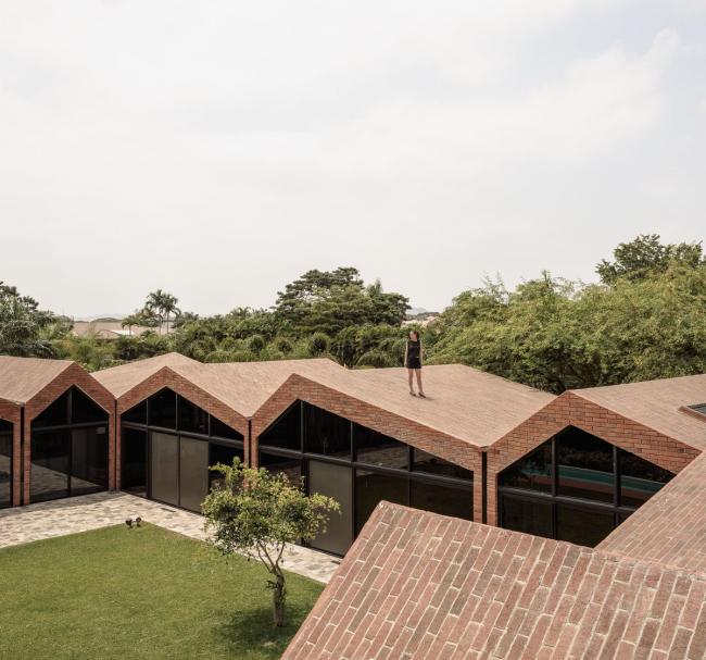 BIM建筑|仿佛散落地上随风起褶皱的方丝帕:El Cortijo之家 BIM建筑|仿佛散落地上随风起褶皱的方丝帕:El Cortijo之家