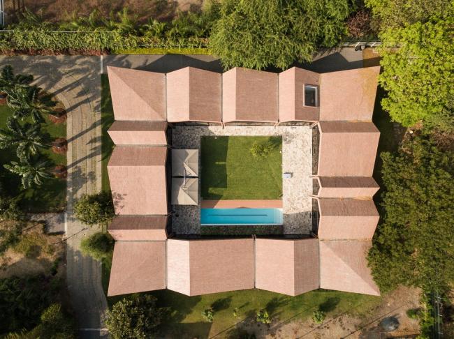 BIM建筑|仿佛散落地上随风起褶皱的方丝帕:El Cortijo之家 BIM建筑|仿佛散落地上随风起褶皱的方丝帕:El Cortijo之家