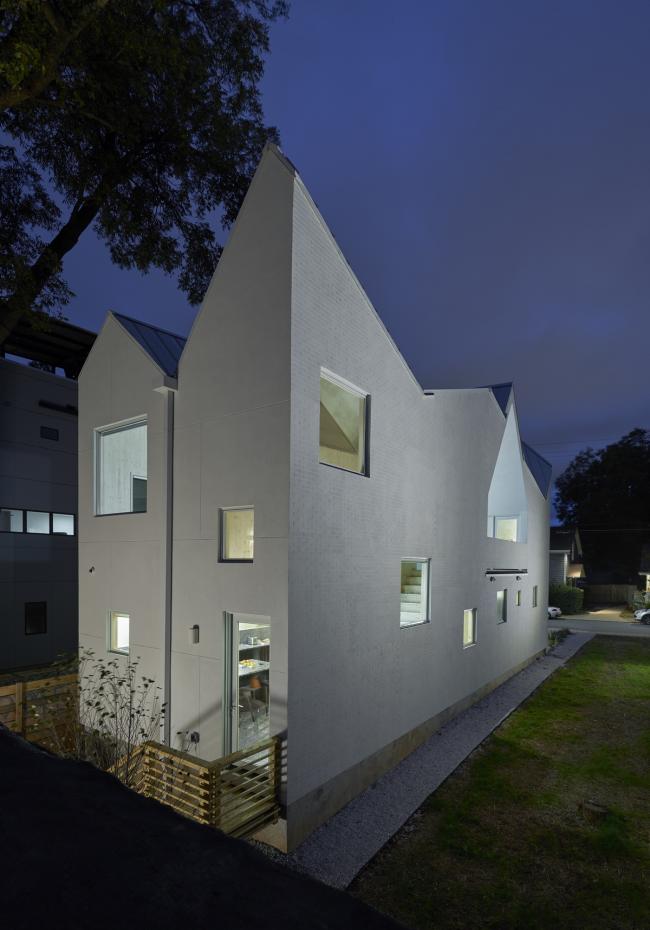 BIM建筑|屋顶***切割,复回经典的现代纯白室第 / MALL BIM建筑|屋顶***切割,复回经典的现代纯白室第 / MALL