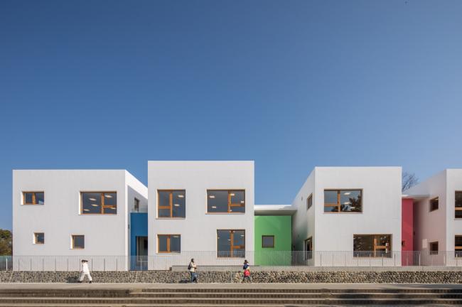 BIM建筑|彩色连廊穿插于白色体量间的湖畔丛林幼儿园 / 竹中工务店 BIM建筑|彩色连廊穿插于白色体量间的湖畔丛林幼儿园 / 竹中工务店