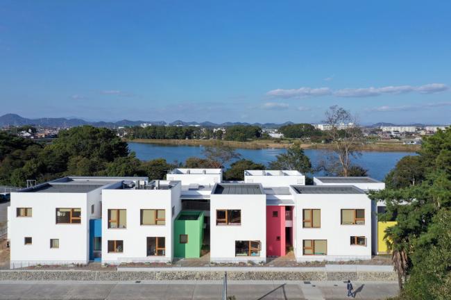 BIM建筑|彩色连廊穿插于白色体量间的湖畔丛林幼儿园 / 竹中工务店 BIM建筑|彩色连廊穿插于白色体量间的湖畔丛林幼儿园 / 竹中工务店