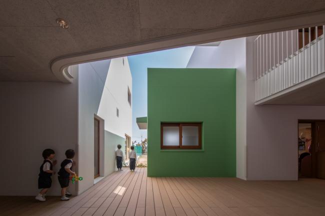 BIM建筑|彩色连廊穿插于白色体量间的湖畔丛林幼儿园 / 竹中工务店 BIM建筑|彩色连廊穿插于白色体量间的湖畔丛林幼儿园 / 竹中工务店