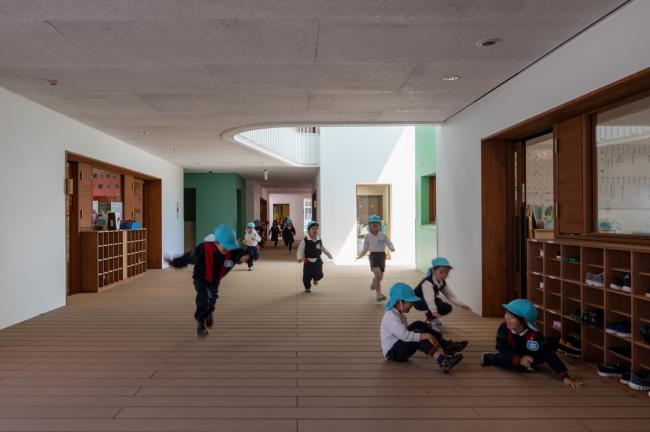 BIM建筑|彩色连廊穿插于白色体量间的湖畔丛林幼儿园 / 竹中工务店 BIM建筑|彩色连廊穿插于白色体量间的湖畔丛林幼儿园 / 竹中工务店
