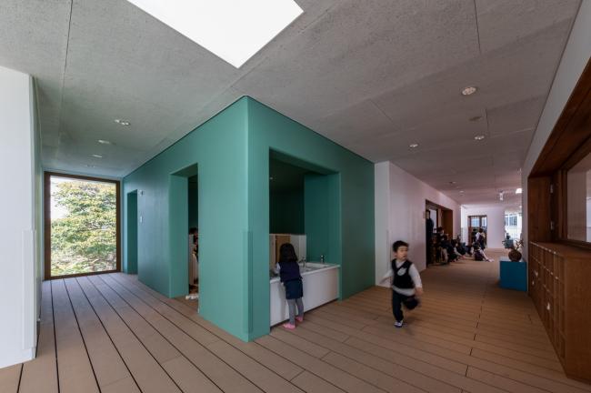 BIM建筑|彩色连廊穿插于白色体量间的湖畔丛林幼儿园 / 竹中工务店 BIM建筑|彩色连廊穿插于白色体量间的湖畔丛林幼儿园 / 竹中工务店