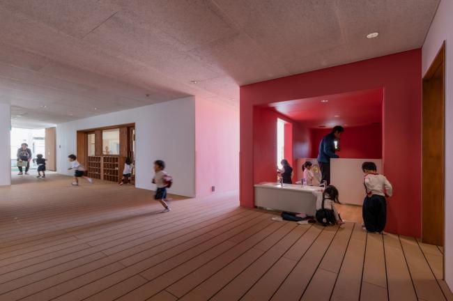 BIM建筑|彩色连廊穿插于白色体量间的湖畔丛林幼儿园 / 竹中工务店 BIM建筑|彩色连廊穿插于白色体量间的湖畔丛林幼儿园 / 竹中工务店