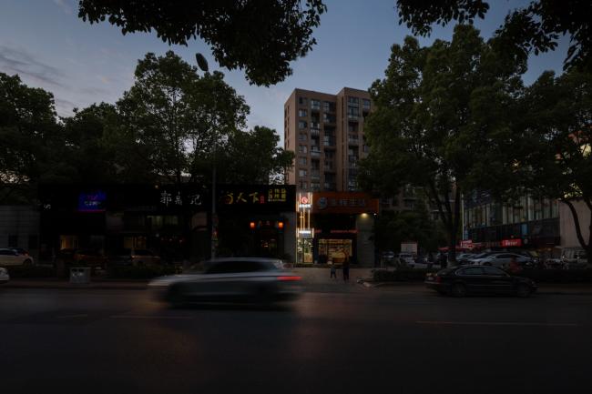 BIM建筑|逼仄之间,自成一道刺眼的光线:夹缝中的捞饭餐厅 / 平介设计 BIM建筑|逼仄之间,自成一道刺眼的光线:夹缝中的捞饭餐厅 / 平介设计