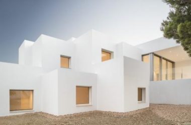 BIM建筑|一览山远海阔!像素化体块堆叠而成的纯白T台别墅-BIM建筑网