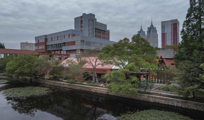 BIM建筑|在记忆与盼望之间:华东师范年夜学丽娃河畔书吧补葺 / 上海日清建筑设计 BIM建筑|在记忆与盼望之间:华东师范年夜学丽娃河畔书吧补葺 / 上海日清建筑设计