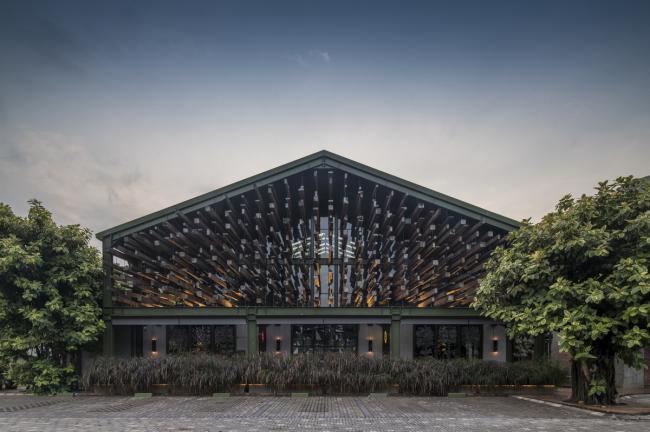 BIM建筑|条条木椽,仿佛从暗黑中涌来:植进天然的漂浮餐厅 BIM建筑|条条木椽,仿佛从暗黑中涌来:植进天然的漂浮餐厅