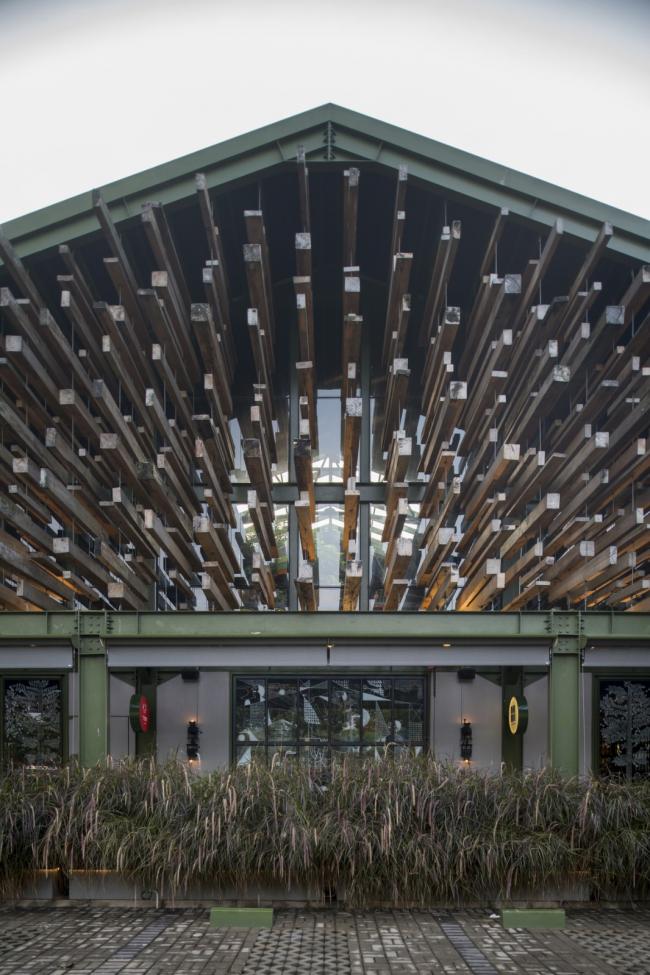 BIM建筑|条条木椽,仿佛从暗黑中涌来:植进天然的漂浮餐厅 BIM建筑|条条木椽,仿佛从暗黑中涌来:植进天然的漂浮餐厅