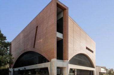 BIM建筑|巨型拱门“支持”下的红砖建筑:悉尼铁路运营中间-BIM建筑网
