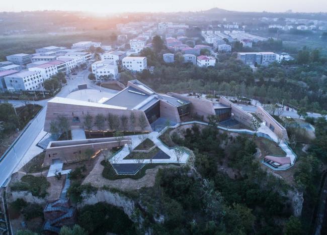 BIM建筑|黄地盘上错落睁开的“折扇”:郑州建业足球小镇旅客中间 / 水石设计 BIM建筑|黄地盘上错落睁开的“折扇”:郑州建业足球小镇旅客中间 / 水石设计