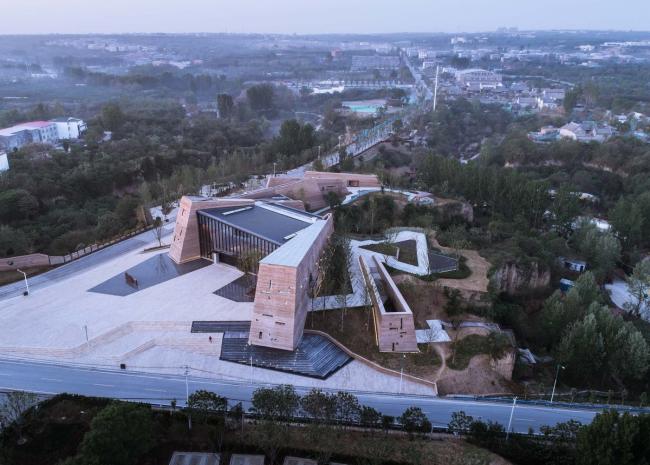 BIM建筑|黄地盘上错落睁开的“折扇”:郑州建业足球小镇旅客中间 / 水石设计 BIM建筑|黄地盘上错落睁开的“折扇”:郑州建业足球小镇旅客中间 / 水石设计