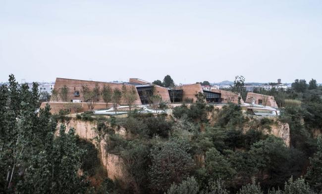 BIM建筑|黄地盘上错落睁开的“折扇”:郑州建业足球小镇旅客中间 / 水石设计 BIM建筑|黄地盘上错落睁开的“折扇”:郑州建业足球小镇旅客中间 / 水石设计