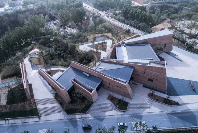 BIM建筑|黄地盘上错落睁开的“折扇”:郑州建业足球小镇旅客中间 / 水石设计 BIM建筑|黄地盘上错落睁开的“折扇”:郑州建业足球小镇旅客中间 / 水石设计