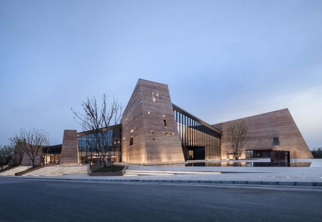 BIM建筑|黄地盘上错落睁开的“折扇”:郑州建业足球小镇旅客中间 / 水石设计 BIM建筑|黄地盘上错落睁开的“折扇”:郑州建业足球小镇旅客中间 / 水石设计