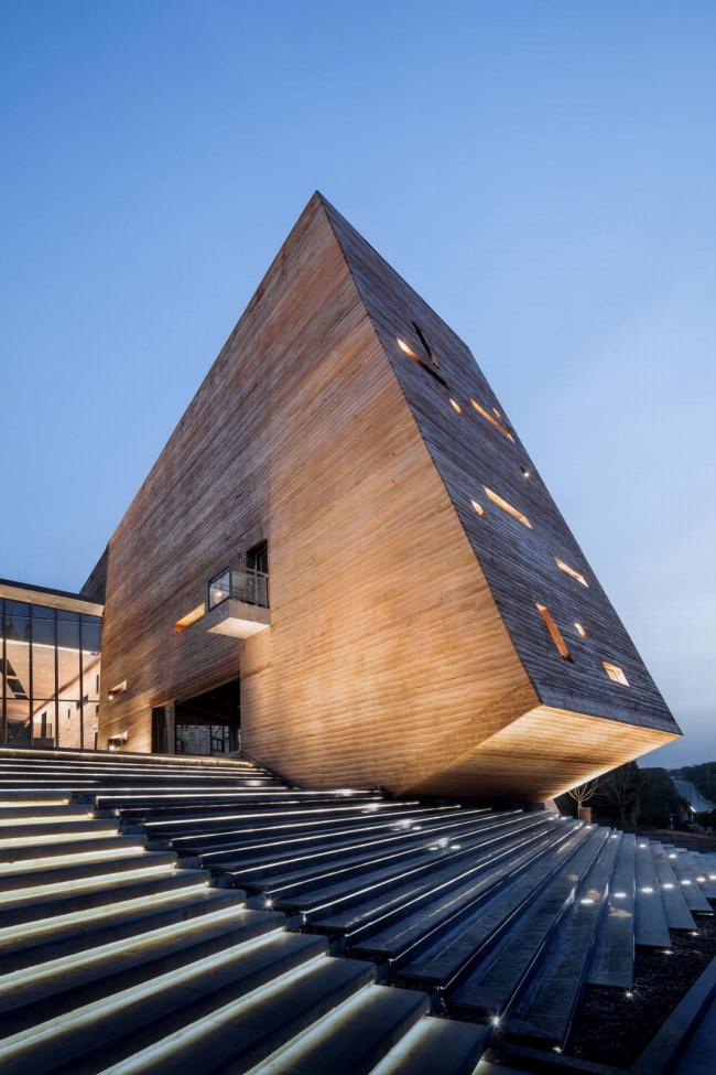 BIM建筑|黄地盘上错落睁开的“折扇”:郑州建业足球小镇旅客中间 / 水石设计 BIM建筑|黄地盘上错落睁开的“折扇”:郑州建业足球小镇旅客中间 / 水石设计