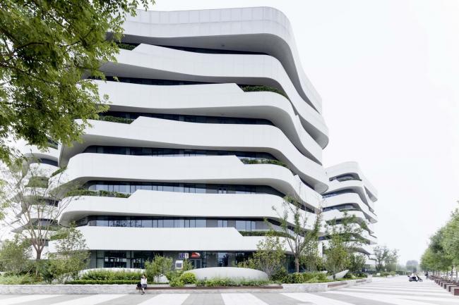BIM建筑|宛若柔柔翻腾的海浪:天筠产业办公组团 / 第一实践建筑设计 BIM建筑|宛若柔柔翻腾的海浪:天筠产业办公组团 / 第一实践建筑设计