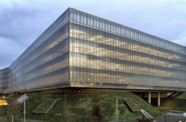BIM建筑|轻轻“躺”在山丘上的玻璃盒子:加兰蒂银行科技园区 / ERA Architects-BIM建筑网