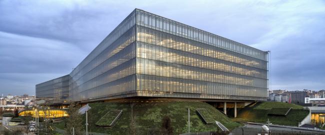 BIM建筑|轻轻“躺”在山丘上的玻璃盒子:加兰蒂银行科技园区 / ERA Architects BIM建筑|轻轻“躺”在山丘上的玻璃盒子:加兰蒂银行科技园区 / ERA Architects