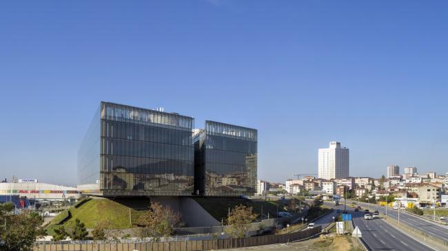 BIM建筑|轻轻“躺”在山丘上的玻璃盒子:加兰蒂银行科技园区 / ERA Architects BIM建筑|轻轻“躺”在山丘上的玻璃盒子:加兰蒂银行科技园区 / ERA Architects