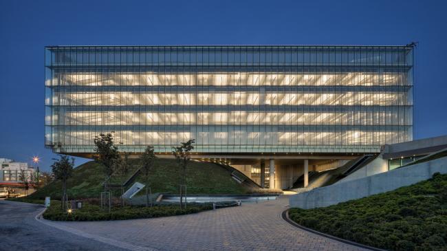BIM建筑|轻轻“躺”在山丘上的玻璃盒子:加兰蒂银行科技园区 / ERA Architects BIM建筑|轻轻“躺”在山丘上的玻璃盒子:加兰蒂银行科技园区 / ERA Architects