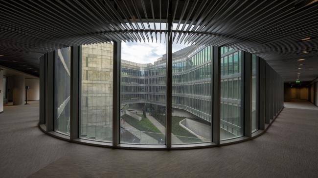 BIM建筑|轻轻“躺”在山丘上的玻璃盒子:加兰蒂银行科技园区 / ERA Architects BIM建筑|轻轻“躺”在山丘上的玻璃盒子:加兰蒂银行科技园区 / ERA Architects