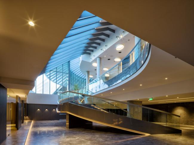 BIM建筑|轻轻“躺”在山丘上的玻璃盒子:加兰蒂银行科技园区 / ERA Architects BIM建筑|轻轻“躺”在山丘上的玻璃盒子:加兰蒂银行科技园区 / ERA Architects