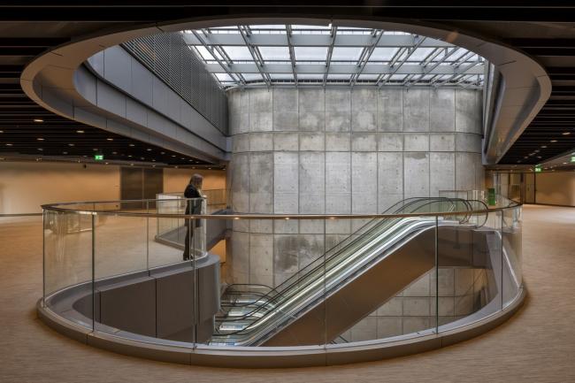 BIM建筑|轻轻“躺”在山丘上的玻璃盒子:加兰蒂银行科技园区 / ERA Architects BIM建筑|轻轻“躺”在山丘上的玻璃盒子:加兰蒂银行科技园区 / ERA Architects