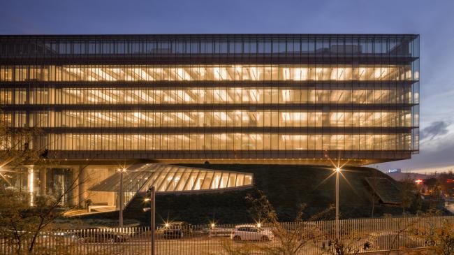 BIM建筑|轻轻“躺”在山丘上的玻璃盒子:加兰蒂银行科技园区 / ERA Architects BIM建筑|轻轻“躺”在山丘上的玻璃盒子:加兰蒂银行科技园区 / ERA Architects