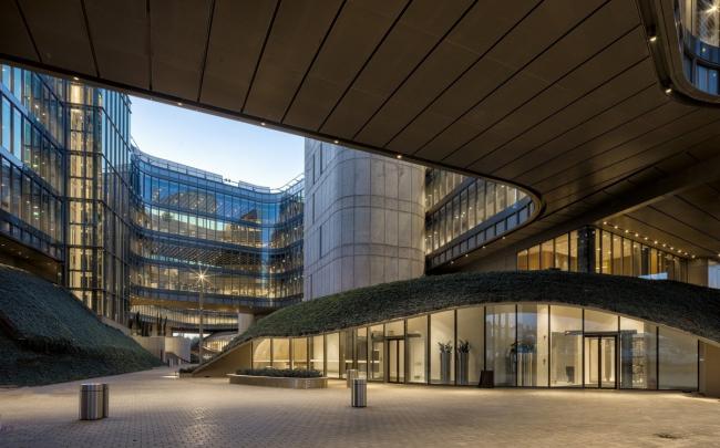 BIM建筑|轻轻“躺”在山丘上的玻璃盒子:加兰蒂银行科技园区 / ERA Architects BIM建筑|轻轻“躺”在山丘上的玻璃盒子:加兰蒂银行科技园区 / ERA Architects