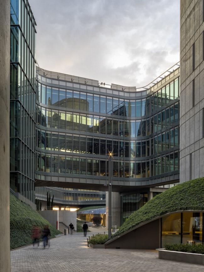 BIM建筑|轻轻“躺”在山丘上的玻璃盒子:加兰蒂银行科技园区 / ERA Architects BIM建筑|轻轻“躺”在山丘上的玻璃盒子:加兰蒂银行科技园区 / ERA Architects