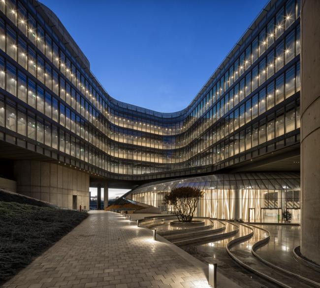 BIM建筑|轻轻“躺”在山丘上的玻璃盒子:加兰蒂银行科技园区 / ERA Architects BIM建筑|轻轻“躺”在山丘上的玻璃盒子:加兰蒂银行科技园区 / ERA Architects
