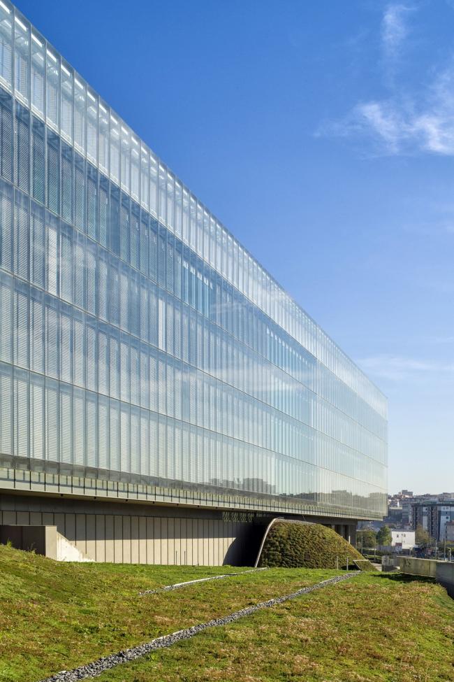 BIM建筑|轻轻“躺”在山丘上的玻璃盒子:加兰蒂银行科技园区 / ERA Architects BIM建筑|轻轻“躺”在山丘上的玻璃盒子:加兰蒂银行科技园区 / ERA Architects