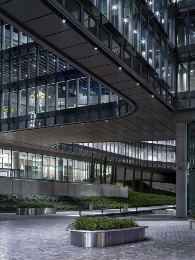 BIM建筑|轻轻“躺”在山丘上的玻璃盒子:加兰蒂银行科技园区 / ERA Architects BIM建筑|轻轻“躺”在山丘上的玻璃盒子:加兰蒂银行科技园区 / ERA Architects