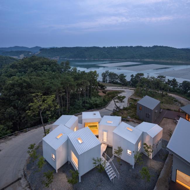 BIM建筑|碧湖之畔,丛林之间:飘浮立方体室第 / Younghan Chung Architects BIM建筑|碧湖之畔,丛林之间:飘浮立方体室第 / Younghan Chung Architects