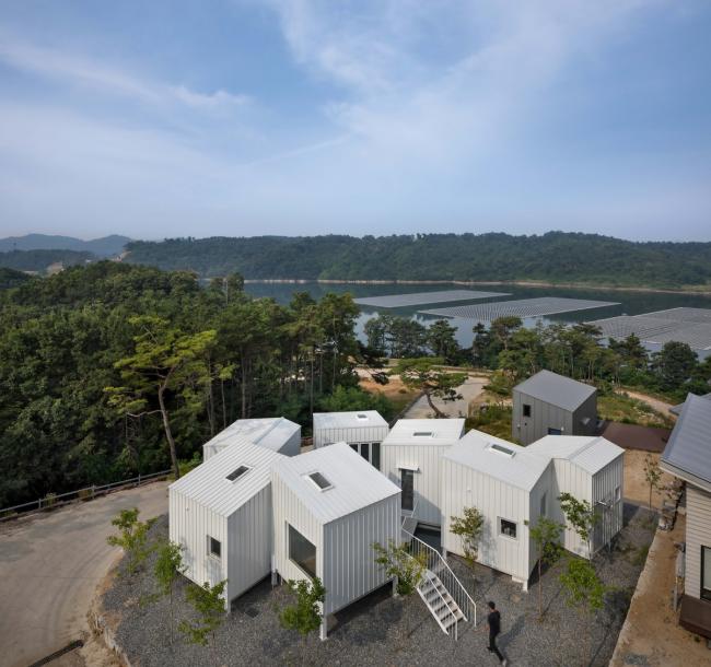 BIM建筑|碧湖之畔,丛林之间:飘浮立方体室第 / Younghan Chung Architects BIM建筑|碧湖之畔,丛林之间:飘浮立方体室第 / Younghan Chung Architects