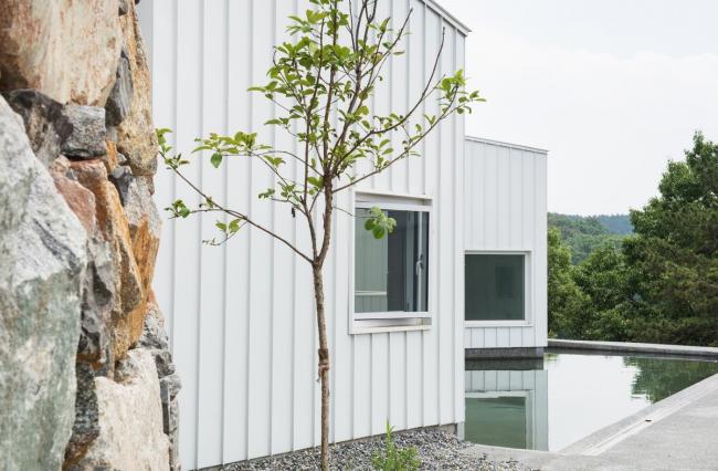 BIM建筑|碧湖之畔,丛林之间:飘浮立方体室第 / Younghan Chung Architects BIM建筑|碧湖之畔,丛林之间:飘浮立方体室第 / Younghan Chung Architects
