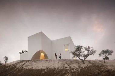 BIM建筑|荒凉上的白色雕塑“花”:Fontinha 室第 / Aires Mateus + SIA arquitectura-BIM建筑网