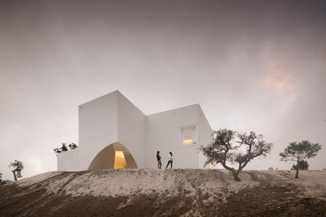 BIM建筑|荒凉上的白色雕塑“花”:Fontinha 室第 / Aires Mateus + SIA arquitectura BIM建筑|荒凉上的白色雕塑“花”:Fontinha 室第 / Aires Mateus + SIA arquitectura