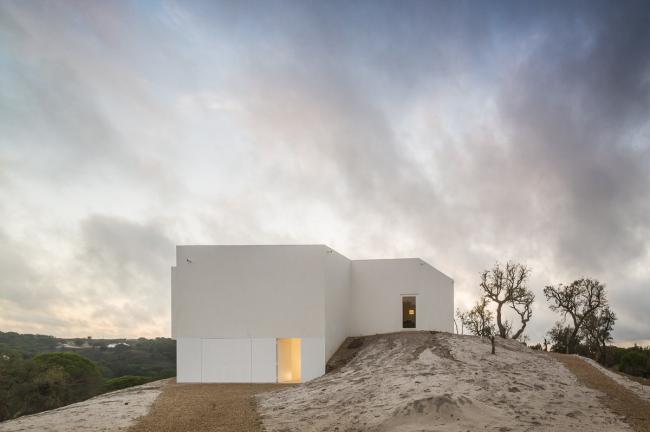 BIM建筑|荒凉上的白色雕塑“花”:Fontinha 室第 / Aires Mateus + SIA arquitectura BIM建筑|荒凉上的白色雕塑“花”:Fontinha 室第 / Aires Mateus + SIA arquitectura