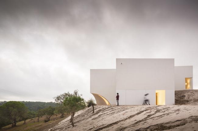 BIM建筑|荒凉上的白色雕塑“花”:Fontinha 室第 / Aires Mateus + SIA arquitectura BIM建筑|荒凉上的白色雕塑“花”:Fontinha 室第 / Aires Mateus + SIA arquitectura