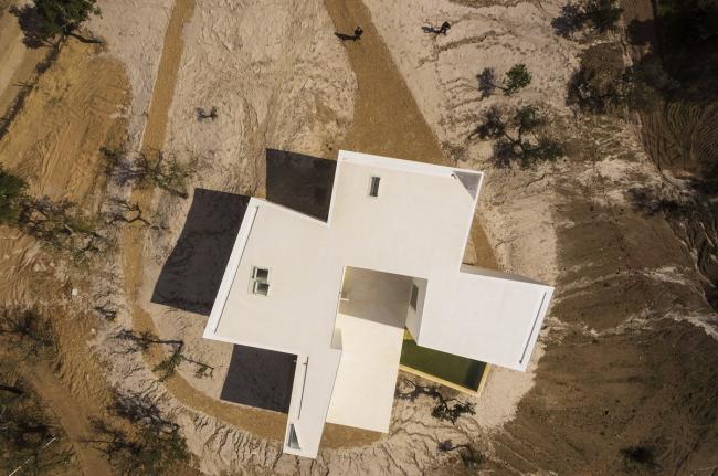 BIM建筑|荒凉上的白色雕塑“花”:Fontinha 室第 / Aires Mateus + SIA arquitectura BIM建筑|荒凉上的白色雕塑“花”:Fontinha 室第 / Aires Mateus + SIA arquitectura