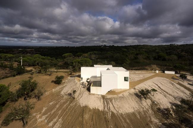 BIM建筑|荒凉上的白色雕塑“花”:Fontinha 室第 / Aires Mateus + SIA arquitectura BIM建筑|荒凉上的白色雕塑“花”:Fontinha 室第 / Aires Mateus + SIA arquitectura