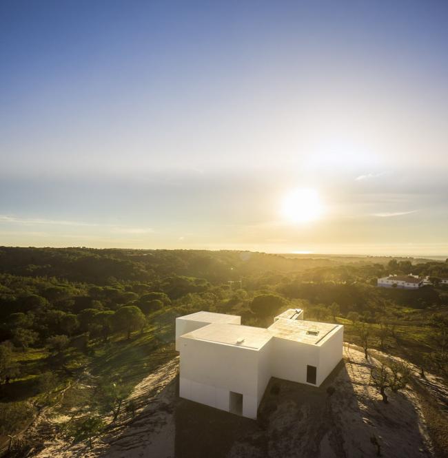 BIM建筑|荒凉上的白色雕塑“花”:Fontinha 室第 / Aires Mateus + SIA arquitectura BIM建筑|荒凉上的白色雕塑“花”:Fontinha 室第 / Aires Mateus + SIA arquitectura