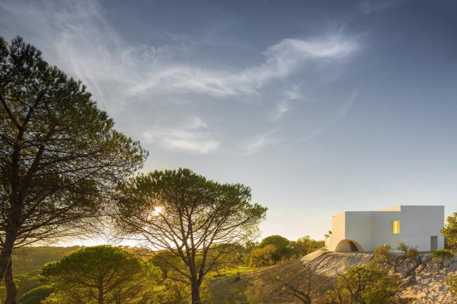 BIM建筑|荒凉上的白色雕塑“花”:Fontinha 室第 / Aires Mateus + SIA arquitectura BIM建筑|荒凉上的白色雕塑“花”:Fontinha 室第 / Aires Mateus + SIA arquitectura